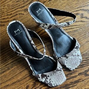 New Marc Fisher Snakeskin Kitten Heel Sandals Open Toe Shoes Resortwear 9.5M